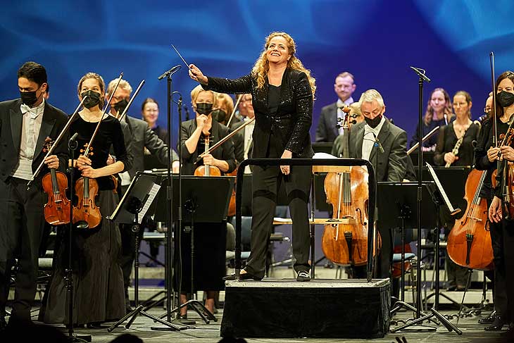 Dirigentin Speranza Scappucci beim 26. Advents- Benefizkonzert im Cuvill&eacute;s Theater am 13. Dezember 2021 am 13. Dezember 2021 (&copy;Foto: Jens Hartmann/BMW )